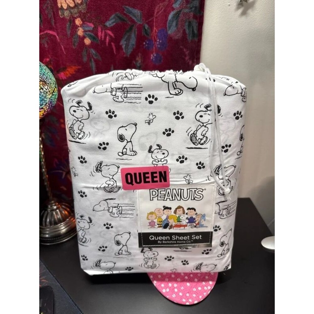 New Berkshire Home Queen Sheet Set - Peanuts, Snoopy - Picture 2 of 4